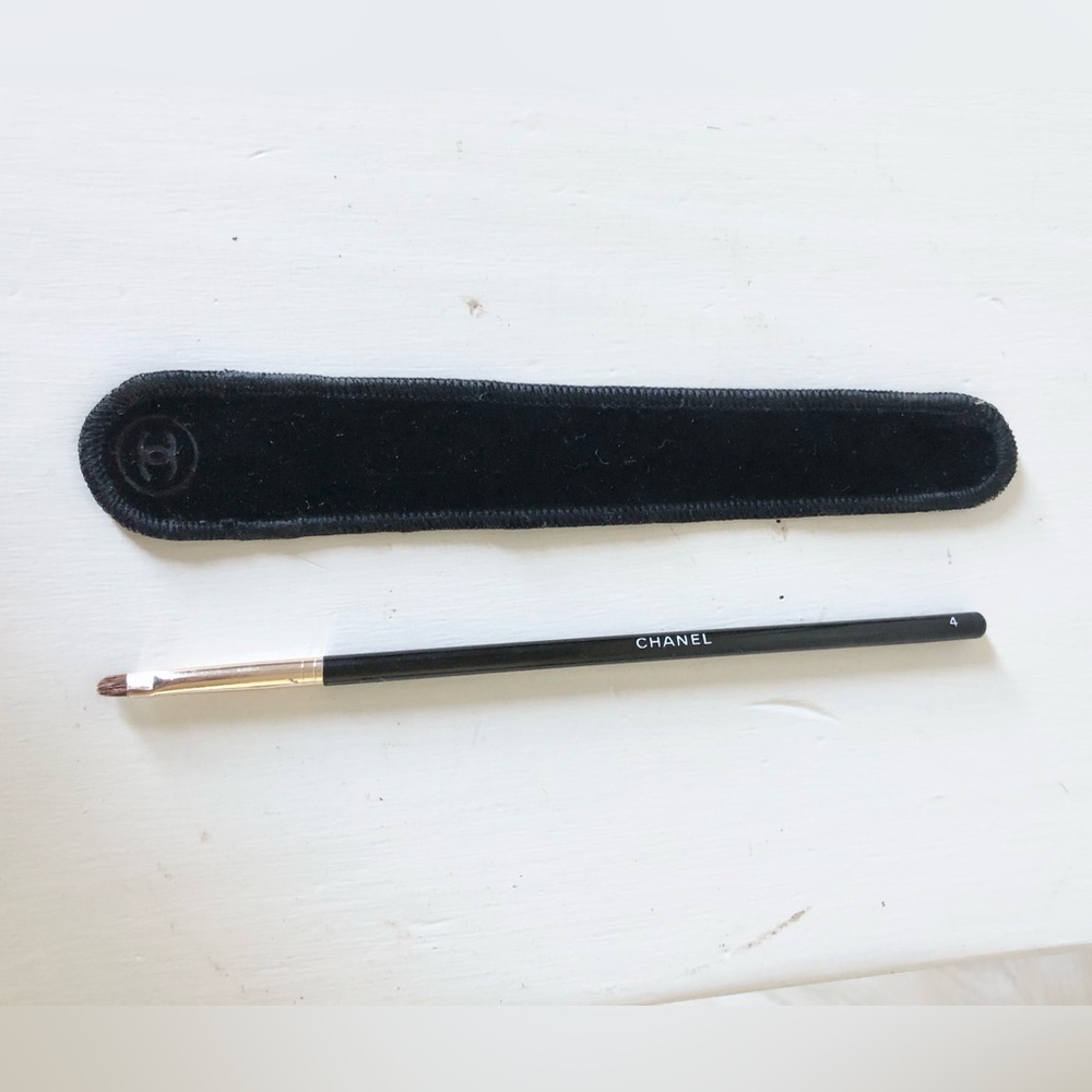 CHANEL Eyeshadow Liner brush number "4".